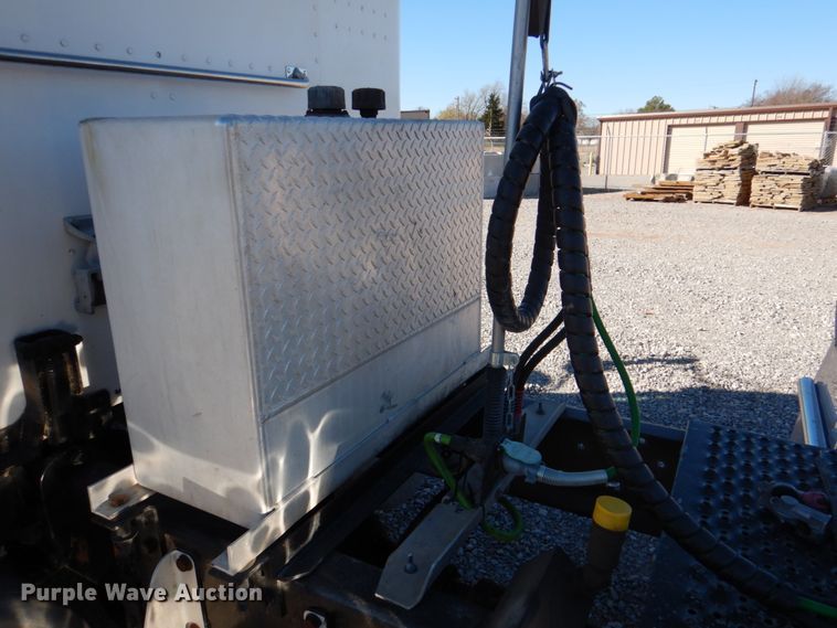 image for item JD9518 2006 Peterbilt 379  semi truck