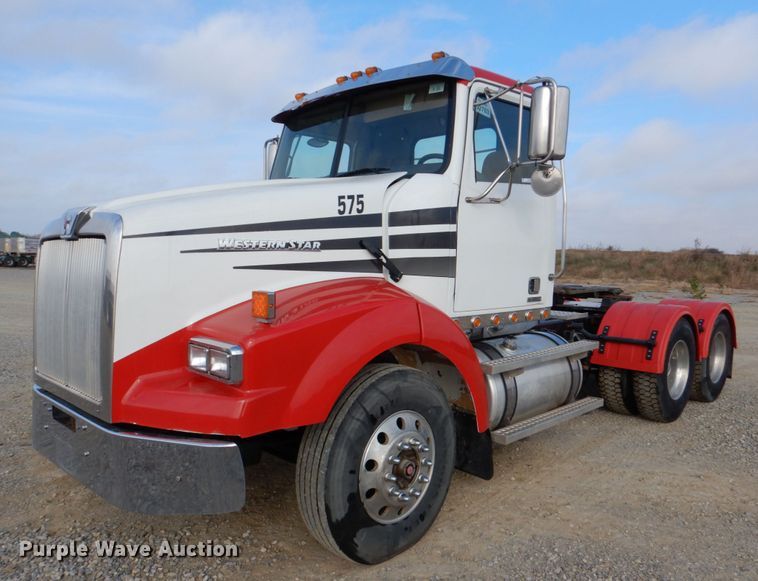 image for item JD9520 2016 Western Star 4900 SA  glider kit semi truck