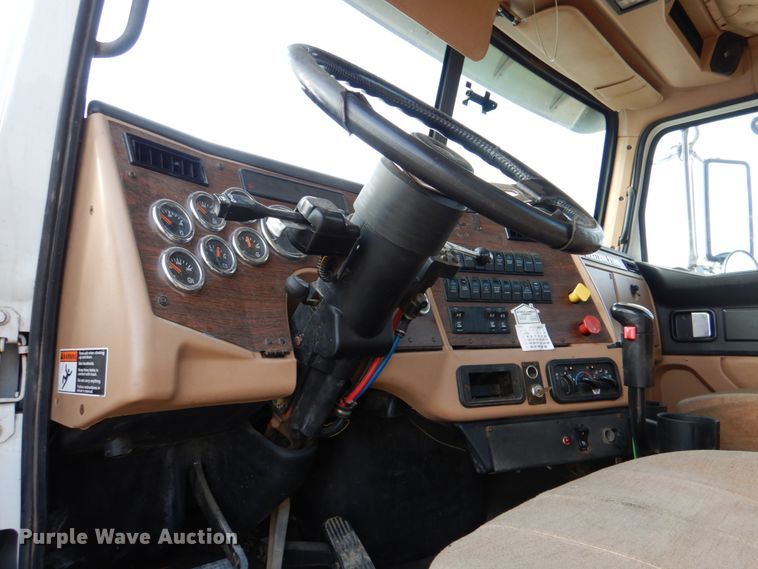 image for item JD9520 2016 Western Star 4900 SA  glider kit semi truck