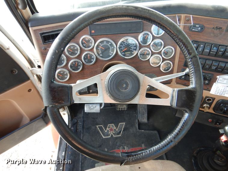 image for item JD9520 2016 Western Star 4900 SA  glider kit semi truck