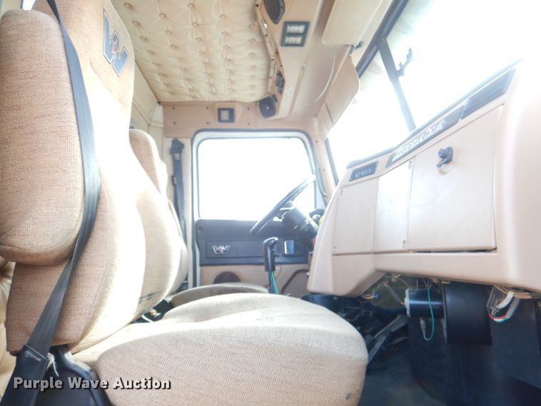 image for item JD9520 2016 Western Star 4900 SA  glider kit semi truck