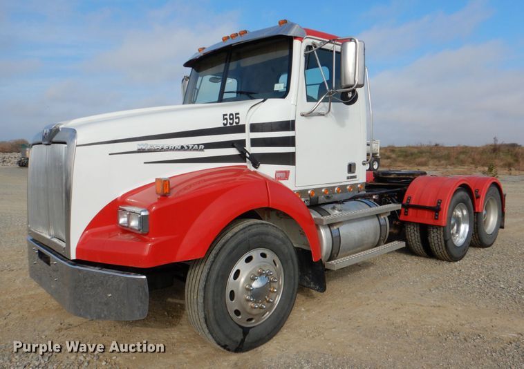 image for item JD9521 2016 Western Star 4900 SA  glider kit semi truck