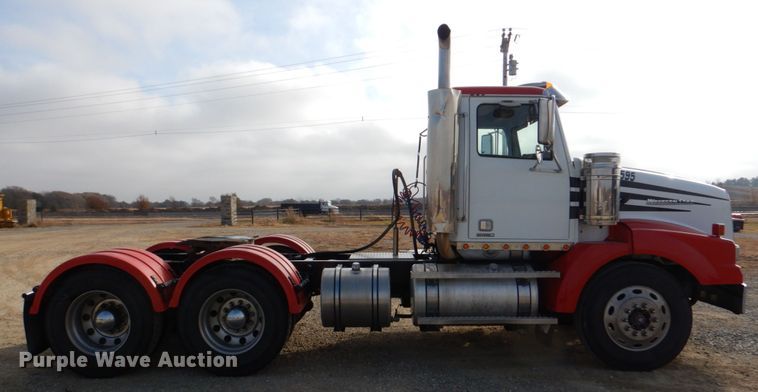 image for item JD9521 2016 Western Star 4900 SA  glider kit semi truck