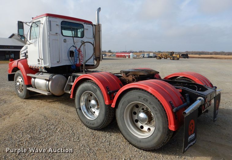 image for item JD9521 2016 Western Star 4900 SA  glider kit semi truck