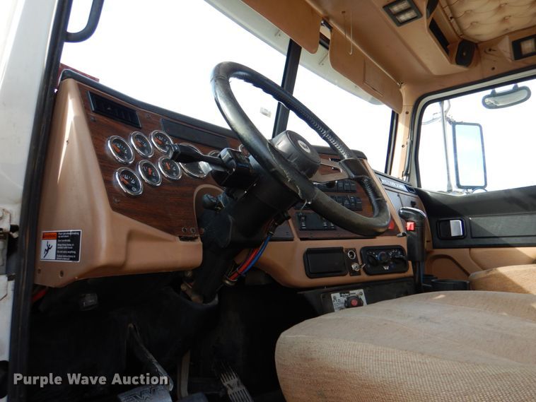 image for item JD9521 2016 Western Star 4900 SA  glider kit semi truck