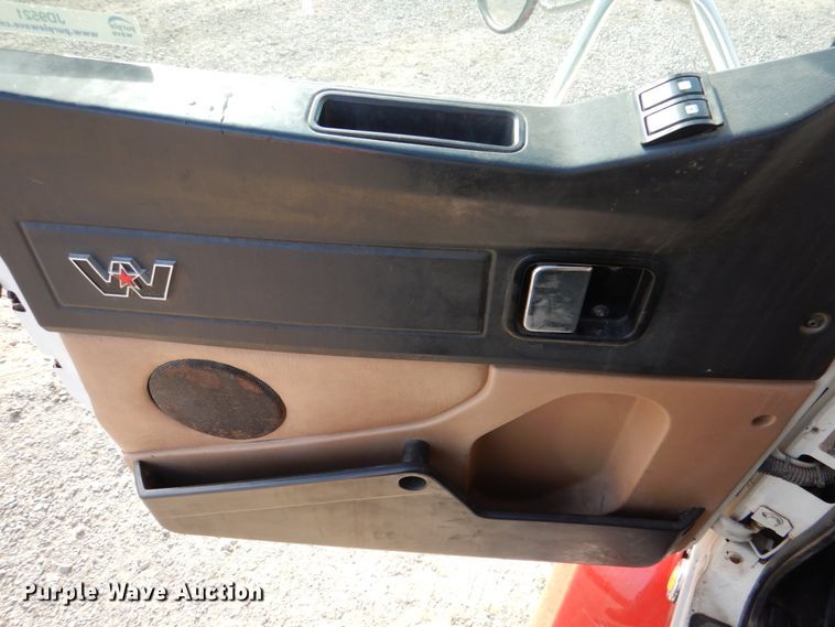 image for item JD9521 2016 Western Star 4900 SA  glider kit semi truck