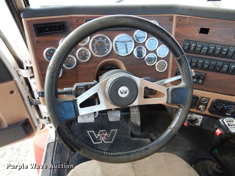 image for item JD9521 2016 Western Star 4900 SA  glider kit semi truck