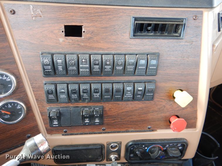 image for item JD9521 2016 Western Star 4900 SA  glider kit semi truck