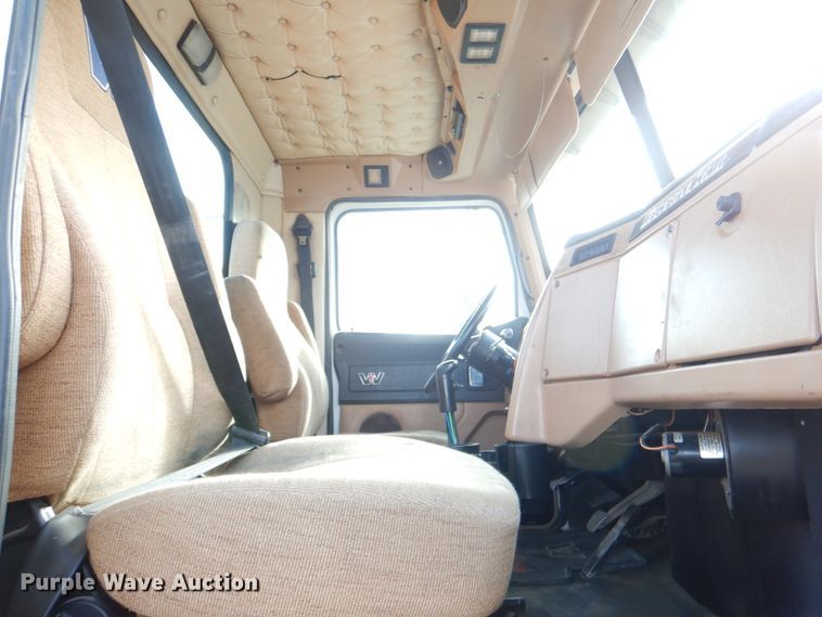 image for item JD9521 2016 Western Star 4900 SA  glider kit semi truck