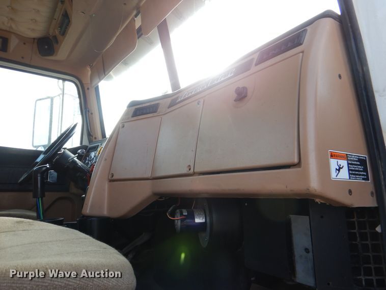 image for item JD9521 2016 Western Star 4900 SA  glider kit semi truck