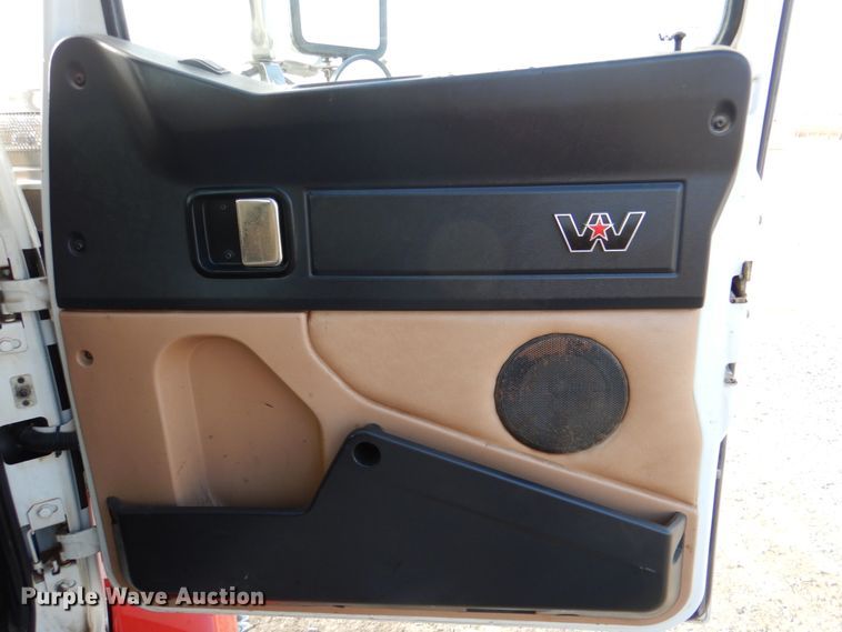 image for item JD9521 2016 Western Star 4900 SA  glider kit semi truck