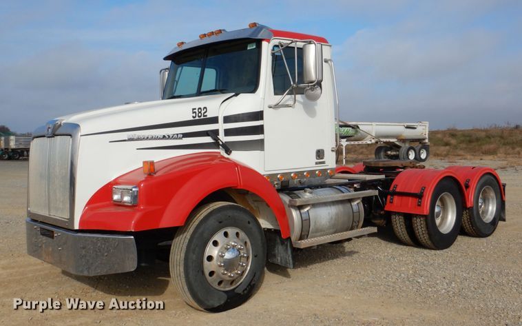 image for item JD9522 2016 Western Star 4900 SA  glider kit semi truck