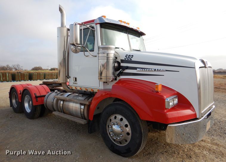 image for item JD9522 2016 Western Star 4900 SA  glider kit semi truck