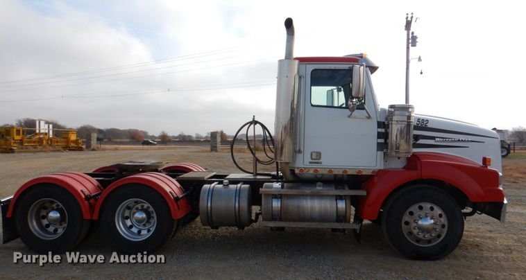 image for item JD9522 2016 Western Star 4900 SA  glider kit semi truck