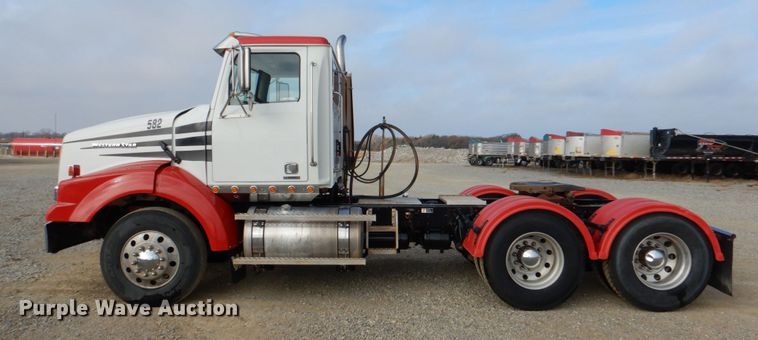 image for item JD9522 2016 Western Star 4900 SA  glider kit semi truck