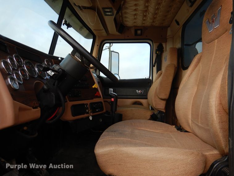 image for item JD9522 2016 Western Star 4900 SA  glider kit semi truck