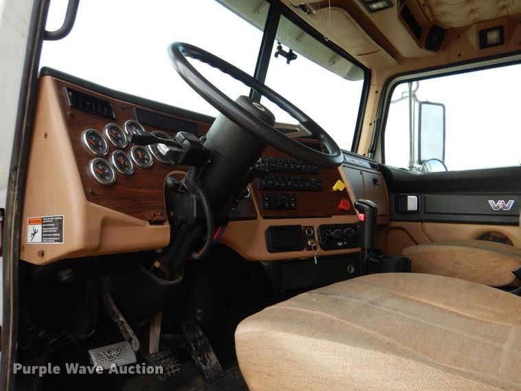 image for item JD9522 2016 Western Star 4900 SA  glider kit semi truck