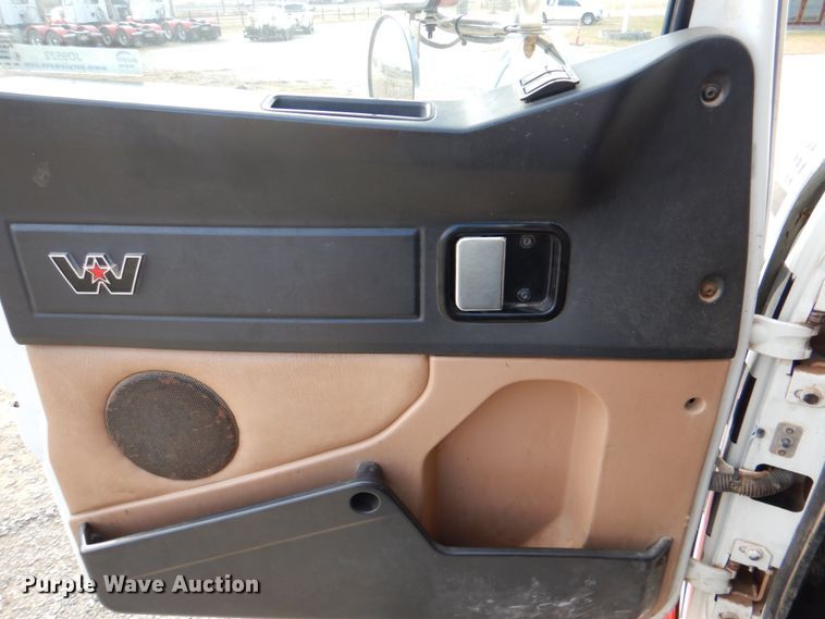 image for item JD9522 2016 Western Star 4900 SA  glider kit semi truck