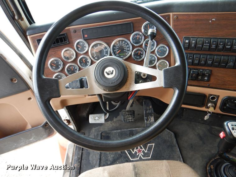 image for item JD9522 2016 Western Star 4900 SA  glider kit semi truck