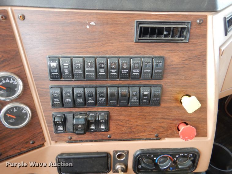 image for item JD9522 2016 Western Star 4900 SA  glider kit semi truck