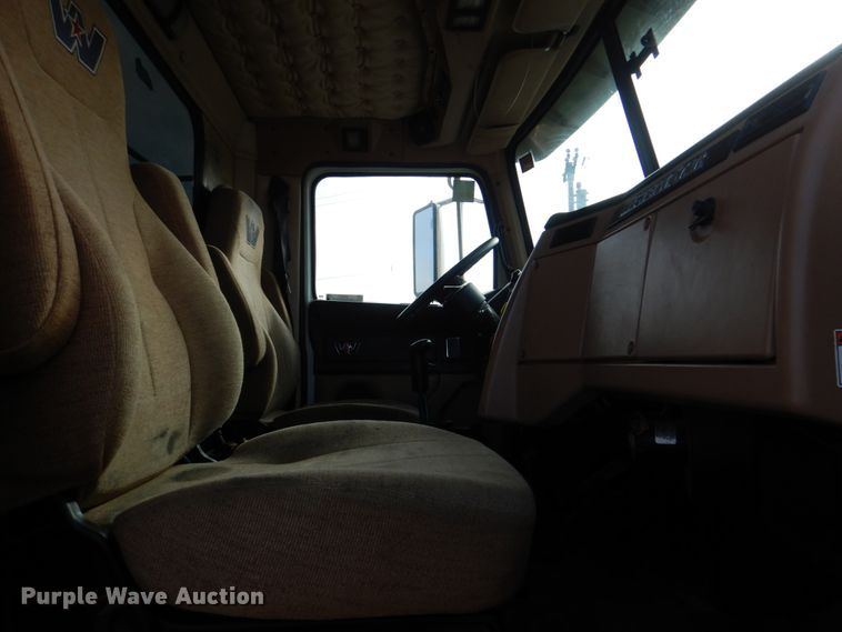 image for item JD9522 2016 Western Star 4900 SA  glider kit semi truck