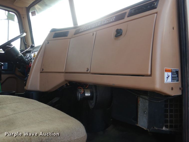 image for item JD9522 2016 Western Star 4900 SA  glider kit semi truck