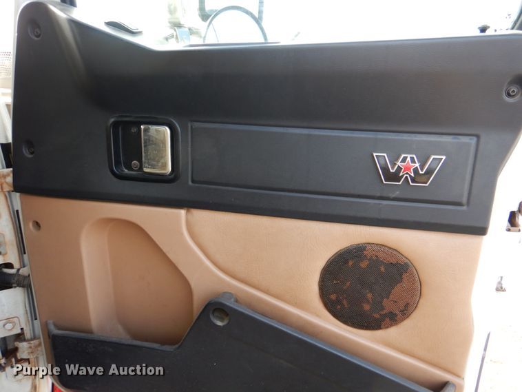 image for item JD9522 2016 Western Star 4900 SA  glider kit semi truck