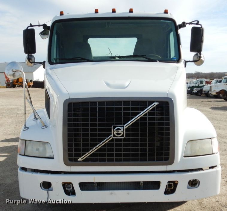 image for item JI9294 2004 Volvo VN  semi truck