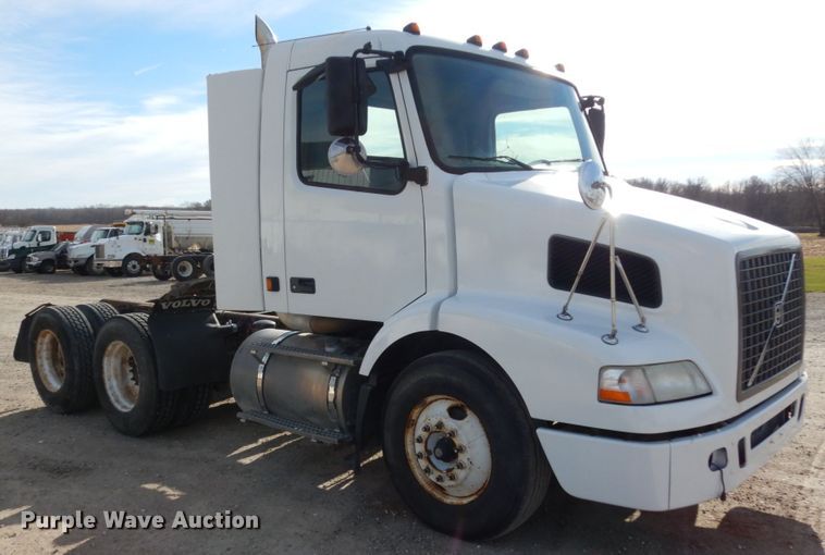 image for item JI9294 2004 Volvo VN  semi truck