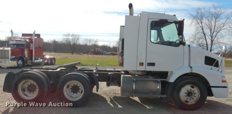 image for item JI9294 2004 Volvo VN  semi truck