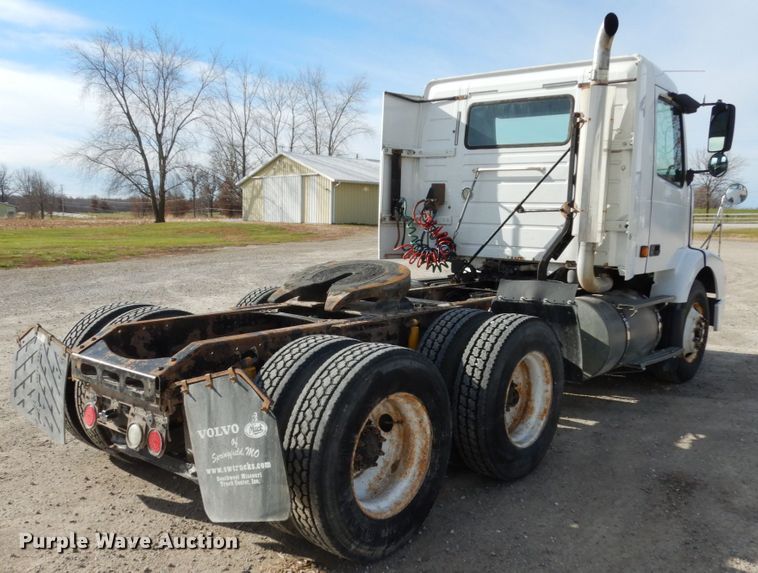 image for item JI9294 2004 Volvo VN  semi truck