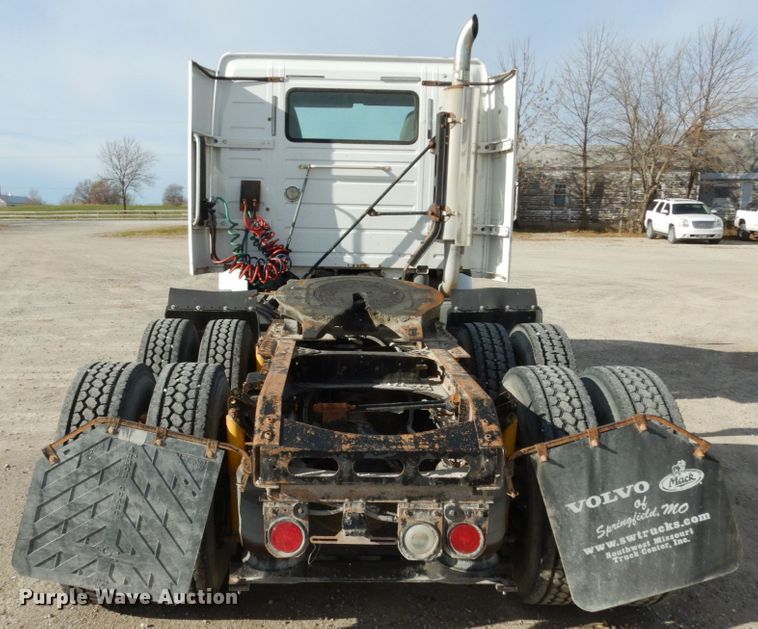 image for item JI9294 2004 Volvo VN  semi truck