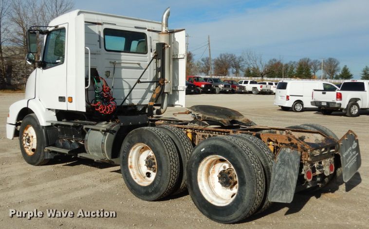 image for item JI9294 2004 Volvo VN  semi truck