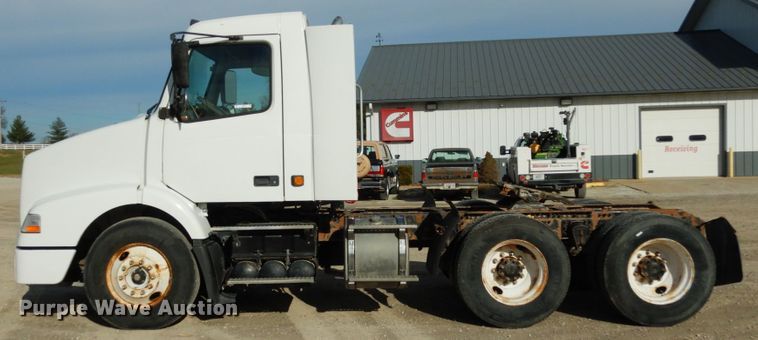 image for item JI9294 2004 Volvo VN  semi truck