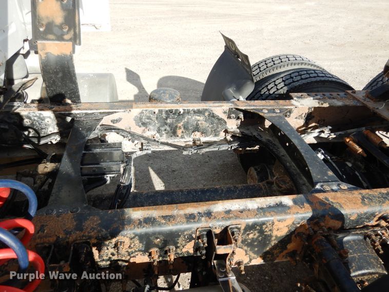 image for item JI9294 2004 Volvo VN  semi truck