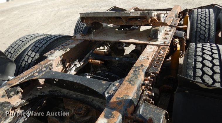 image for item JI9294 2004 Volvo VN  semi truck