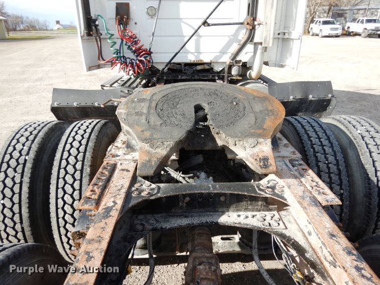 image for item JI9294 2004 Volvo VN  semi truck