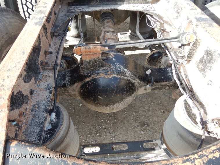 image for item JI9294 2004 Volvo VN  semi truck