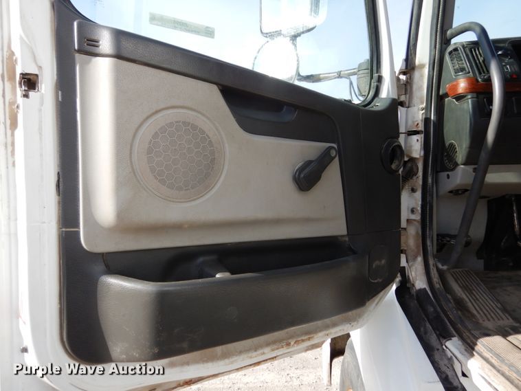 image for item JI9294 2004 Volvo VN  semi truck