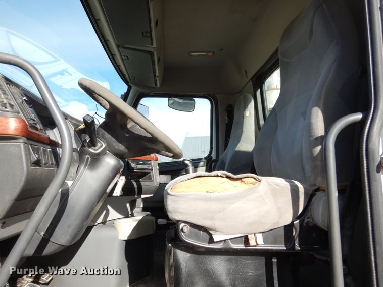 image for item JI9294 2004 Volvo VN  semi truck