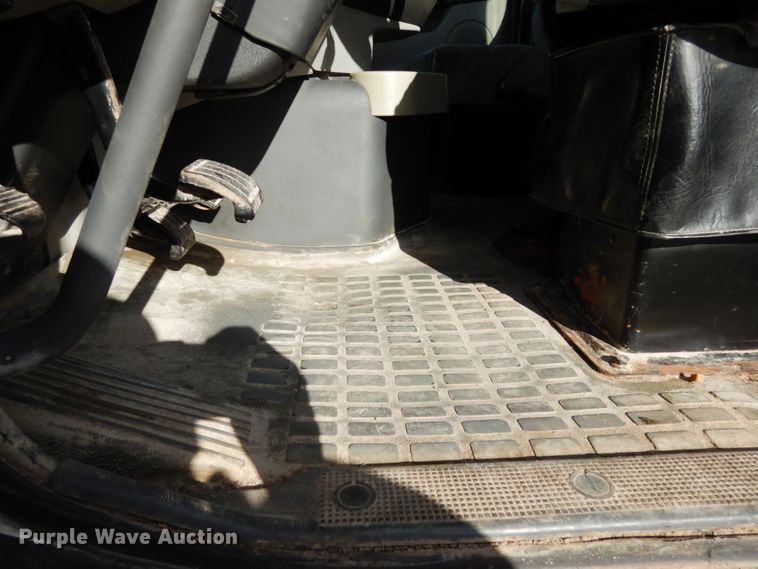 image for item JI9294 2004 Volvo VN  semi truck