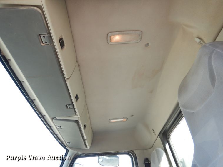 image for item JI9294 2004 Volvo VN  semi truck