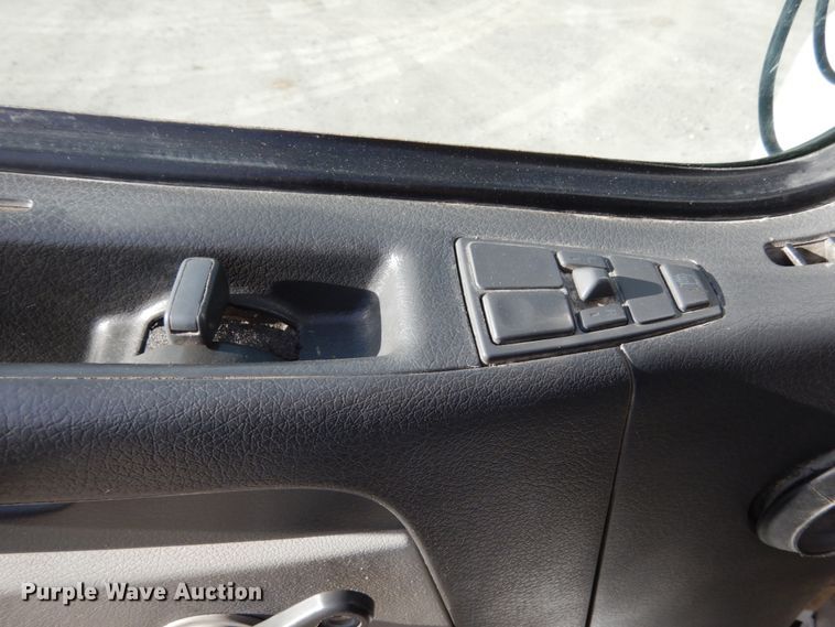 image for item JI9294 2004 Volvo VN  semi truck