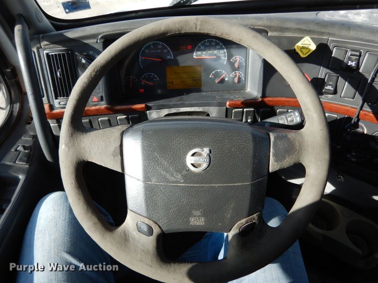 image for item JI9294 2004 Volvo VN  semi truck