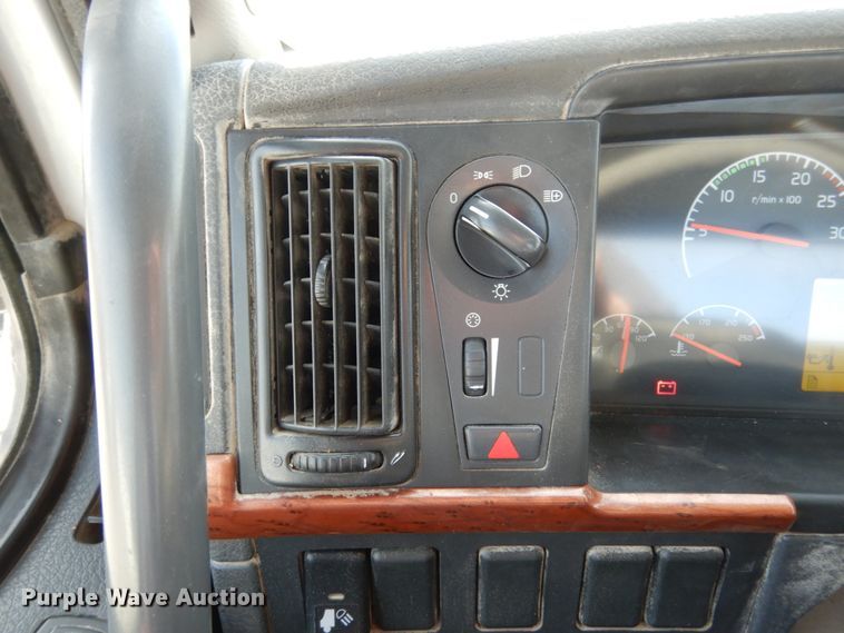 image for item JI9294 2004 Volvo VN  semi truck