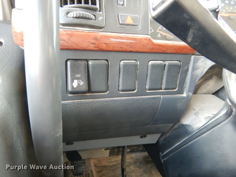 image for item JI9294 2004 Volvo VN  semi truck