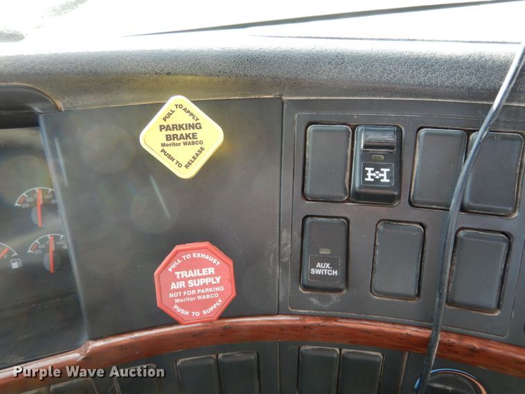 image for item JI9294 2004 Volvo VN  semi truck