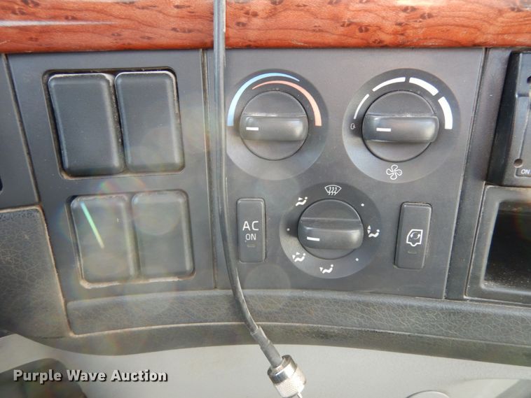 image for item JI9294 2004 Volvo VN  semi truck