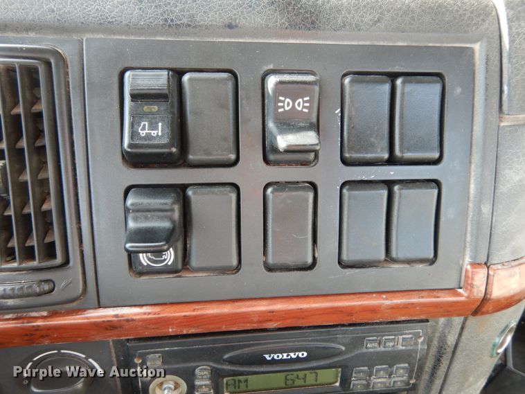 image for item JI9294 2004 Volvo VN  semi truck