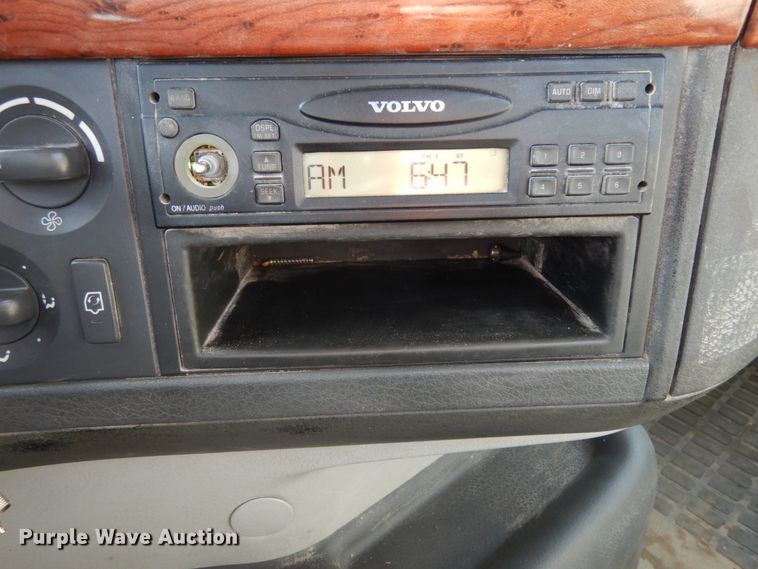 image for item JI9294 2004 Volvo VN  semi truck